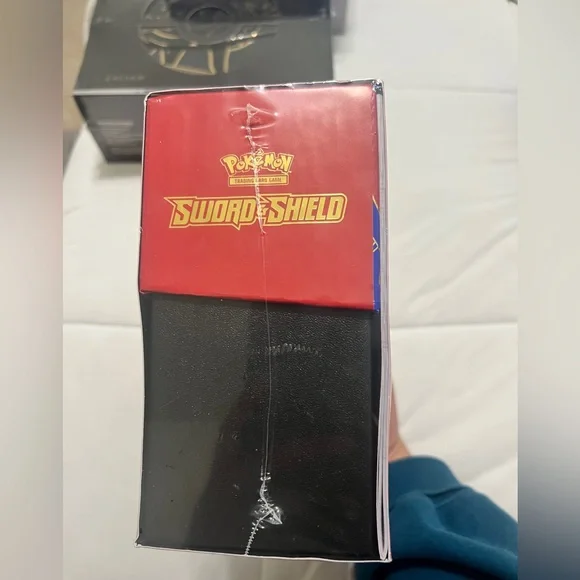 Pokemon Sword & Shield Elite Trainer Box - Picture 2 of 4